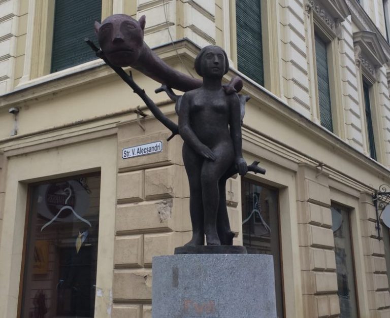 Statuile din zona Cetate creează controverse. Vezi ce spun timișorenii despre EVA