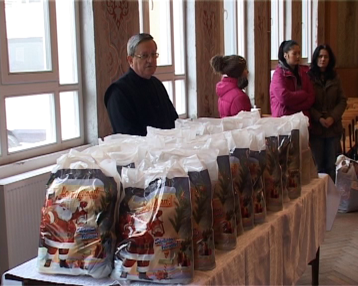 O sută de familii sărace din Timişoara, ajutate de Mitropolia Banatului înainte de Crăciun. Ce cadouri au primit