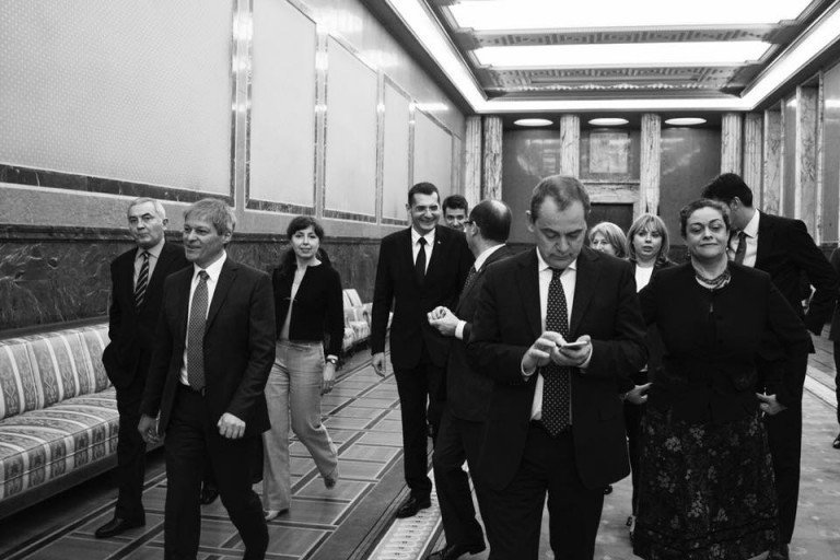 Dacian Cioloş, urare de „La mulţi ani!” în alb-negru – FOTO-VIDEO