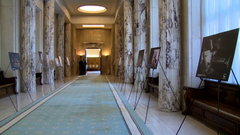 Guvernul României a organizat expoziția-omagiu conținând fotografii ale tinerilor fotografi profesioniști de la Colectiv  VIDEO