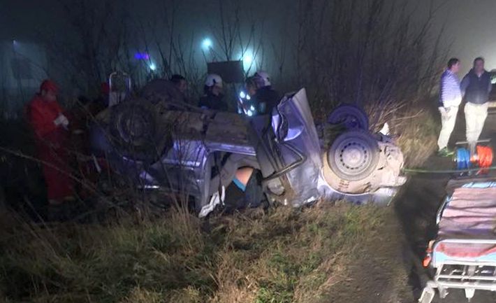 Un şofer neatent s-a răsturnat şi a rămas încarcerat în autoturism în apropiere de Timișoara