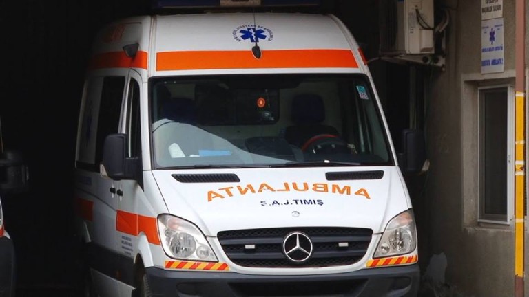Ciocnire violentă între o ambulanţă şi un autoturism. Două persoane transportate la spital