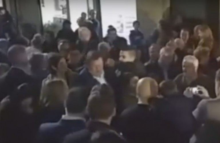 Box cu Mariano Rajoy. Premierul spaniol a încasat un pumn în faţă – VIDEO