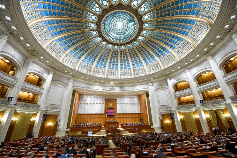 Deputații vor să fie mai ”luminați”! Vezi câte sute de mii de lei vor să dea pe… becuri!