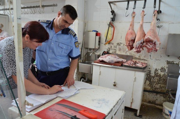 Aproape o tonă de carne confiscată din piețe de către polițiști