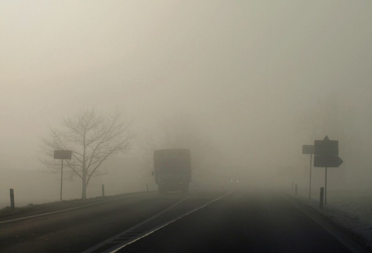 Băgaţi din nou în ceaţă! Vizibilitate scăzută, şi sub 50 de metri, pe şosele