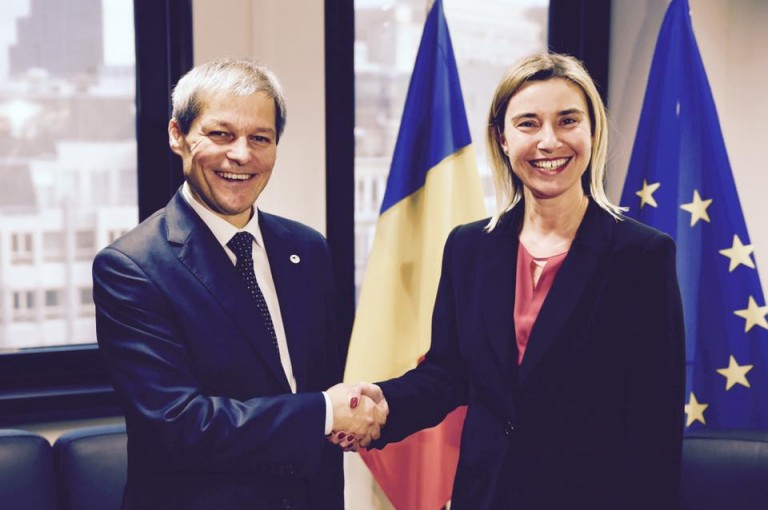 Dacian Cioloş, primit cu căldură de liderii europeni, la prima la prezenţă la Consiliul European VIDEO