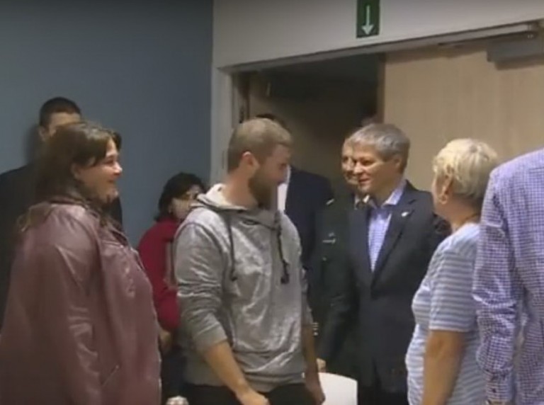 Premierul Dacian Cioloş a vizitat răniţii din incendiul de la Colectiv aflaţi la Bruxelles VIDEO