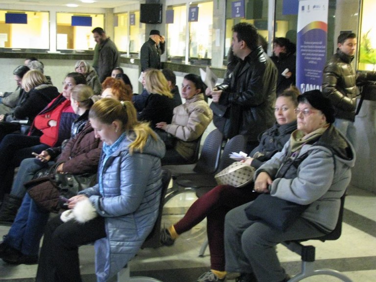 Oameni revoltați la Direcția Generală Regională a Finanțelor Publice Timișoara