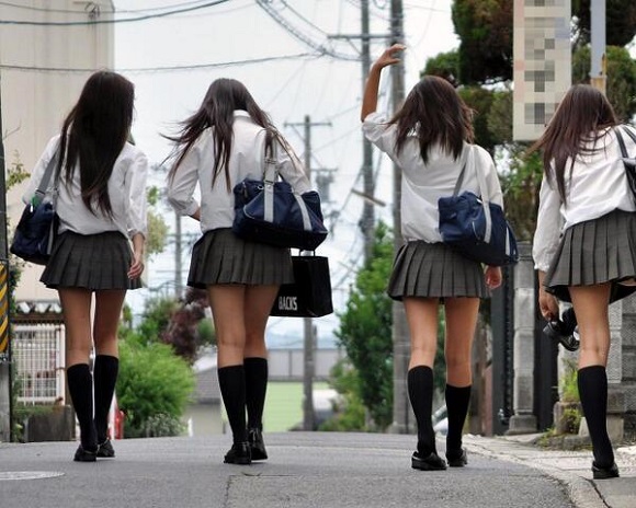 PSD vrea uniforme şcolare fiindcă „fetiţele care poartă fuste scurte atrag privirile băieţilor”