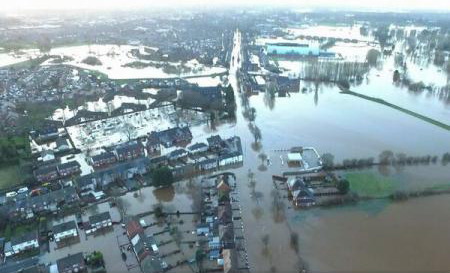 Sute de case evacuate din calea inundațiilor provocate de furtună în nordul Marii Britanii