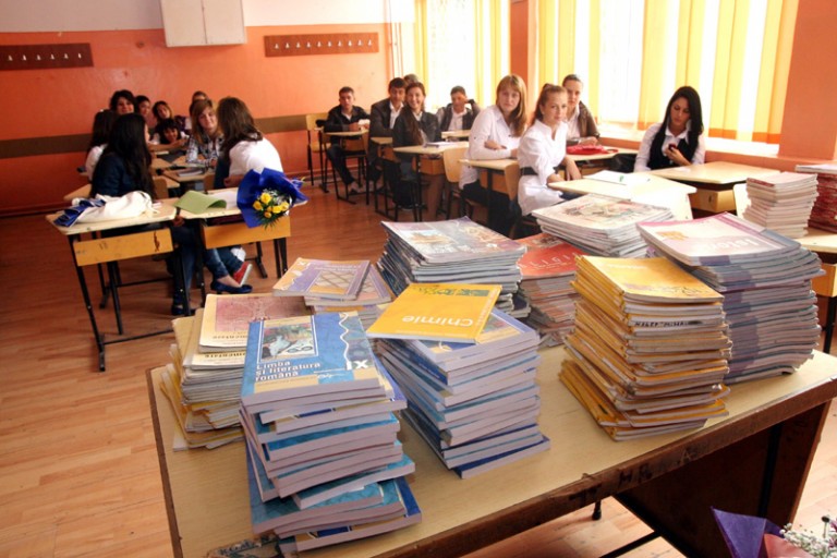 Manualele pentru elevii din clasa a V-a, din Timiș, au ajuns după aproape un trimestru de la începerea școlii!