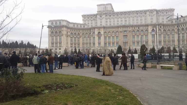 Protest mioritic la Palatul Parlamentului VIDEO