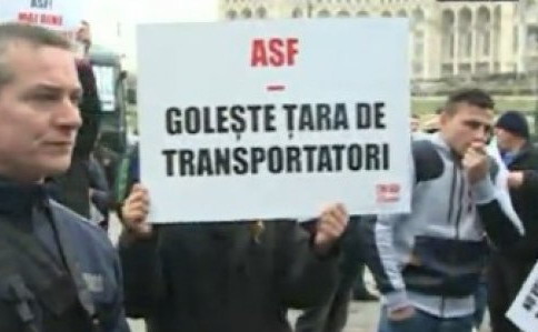 Transportatorii protestează în stradă împotriva tarifelor RCA