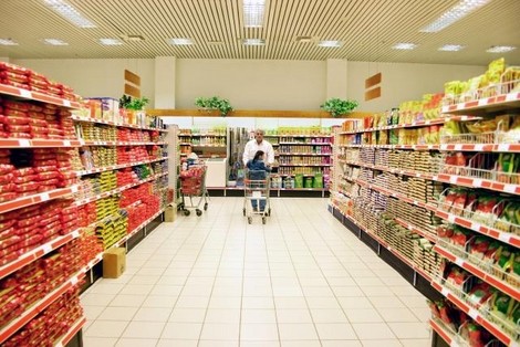 [VIDEO] Produse expirate de un an într-un supermarket din Timişoara