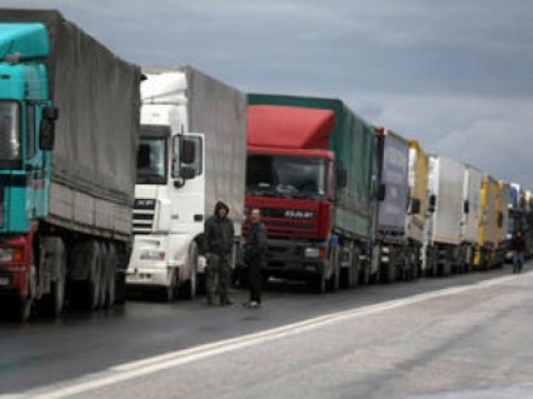 Aglomeraţie de autocamioane la ieşirea din ţară spre Ungaria