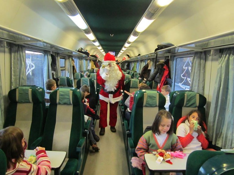 Magia sărbătorilor în Gara de Nord: Trenul lui Moş Crăciun ajunge şi la Timişoara