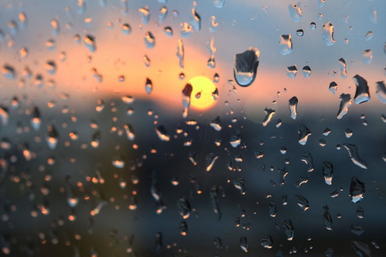 Se strică vremea! Weekend cu ploi, vijelii și descărcări electrice în vestul țării