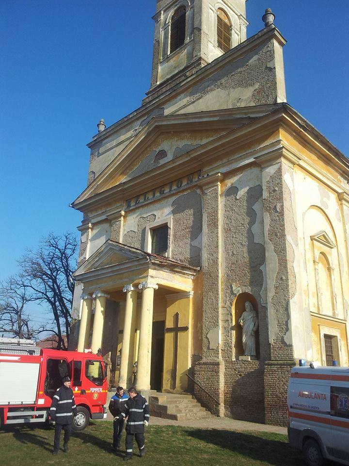 Un bărbat a căzut din turnul unei biserici, în Timiș