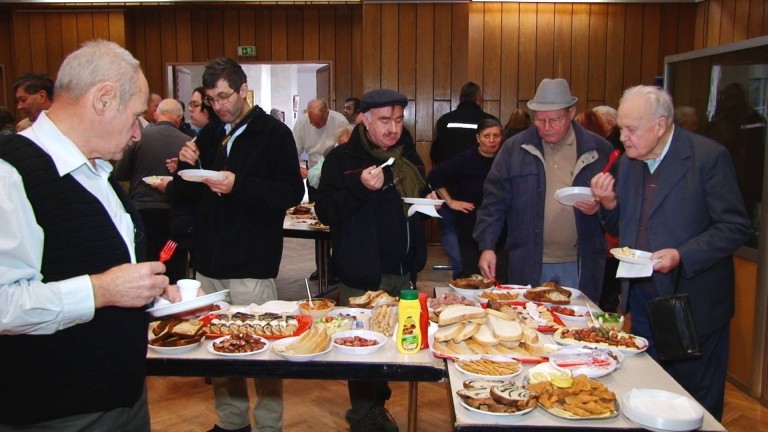 Cârnați să fie că degustători se găsesc destui în Banat! VIDEO