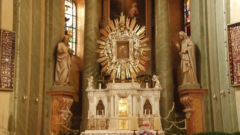 Pe cine deranjează, la culme, în România, închinarea la icoane !