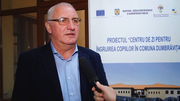 Primarul de la Dumbrăviţa se luptă cu apele pluviale…