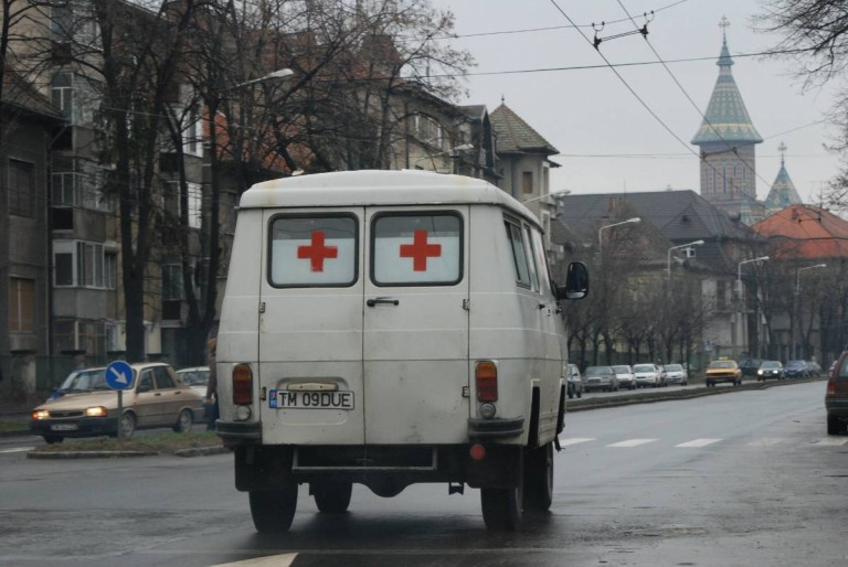 Pacienţi din Timiş, transportaţi la spital cu ambulanţe vechi chiar şi de zece ani