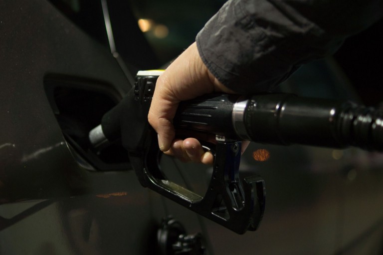 Incredibil cât poate costa benzina în SUA: jumătate de dolar litrul! Ce se întâmplă în România?