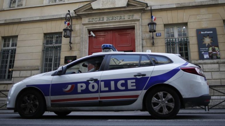 Alertă la Paris! Cinci licee evacuate din cauza unor ameninţări cu bombă