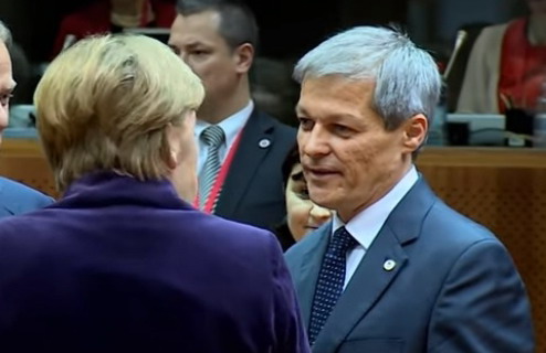 Premierul Dacian Cioloş discută azi cu calcelarul german Angela Merkel, la Berlin, despre relaţiile economice, migraţie şi politica externă a UE-VIDEO