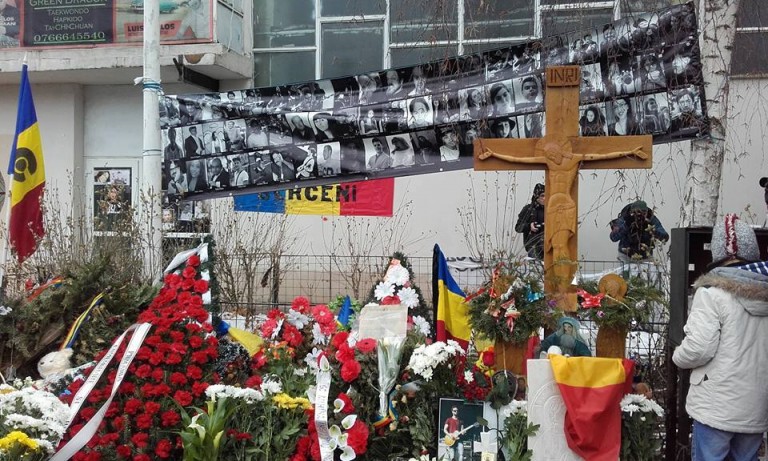 După o mobilizare pe Facebook, bucureştenii s-au adunat azi în faţa clubului Colectiv, la trei luni de la tragedie
