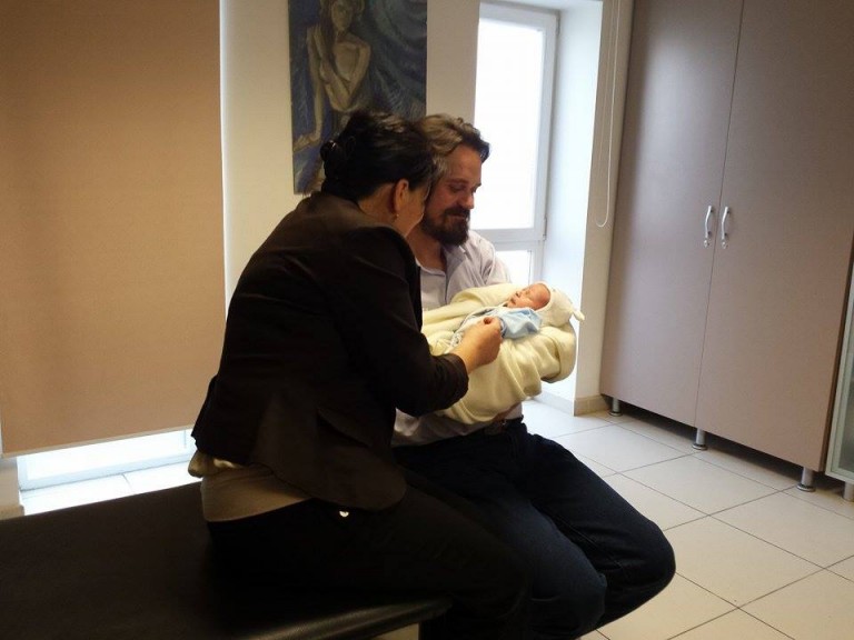 Medicii timișoreni liniștesc cuplurile cu Rh diferit care doresc să devină părinți. Cum au salvat un bebeluș cu transfuzii de sânge intrauterine