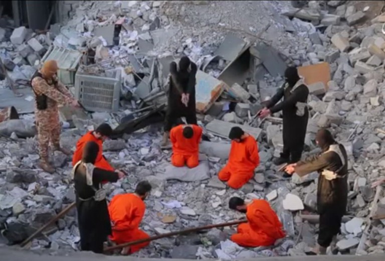 O nouă execuţie marca ISIS! Cinci „spioni” sunt împuşcaţi de militanţii islamişti