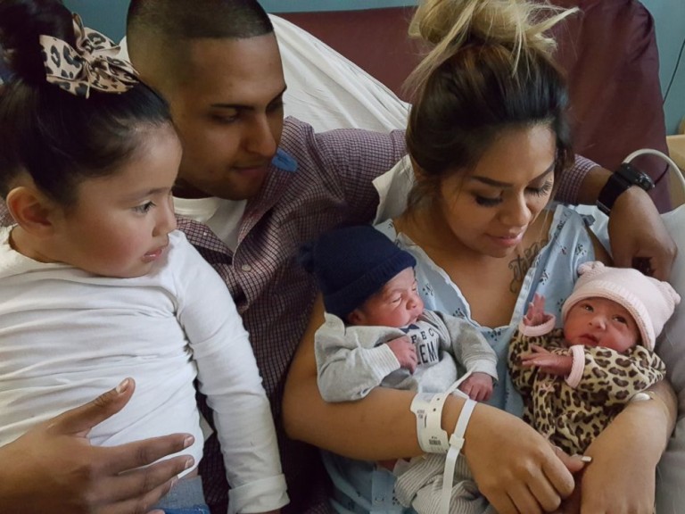 Doi frați gemeni, născuți în ani diferiți