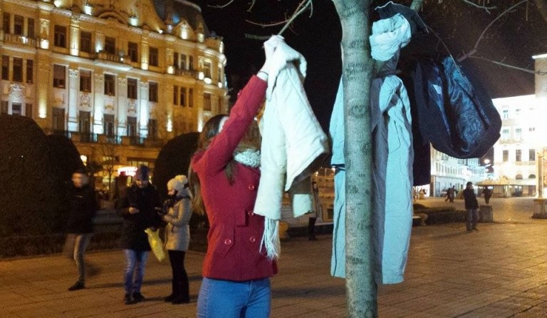 „Dacă ai nevoie, e pentru tine”: haine groase prinse de pomii din centrul Timişoarei, pentru oamenii străzii FOTO