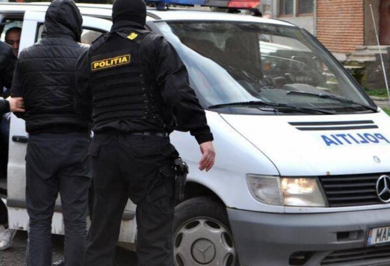 Mascaţii de la DIICOT Caraş-Severin, asalt la traficanţii de droguri! 35 de persoane duse la audieri!