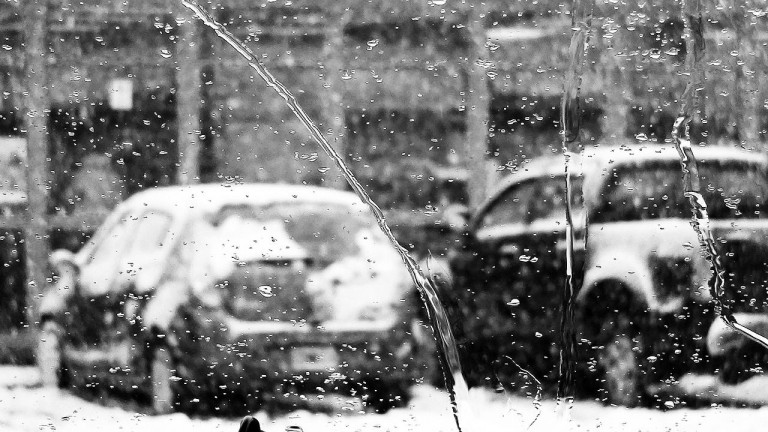 „Freezing rain”, fenomenul meteo extrem care urmează să lovească Banatul! Rupe cablurile electrice și face prăpăd pe șosele