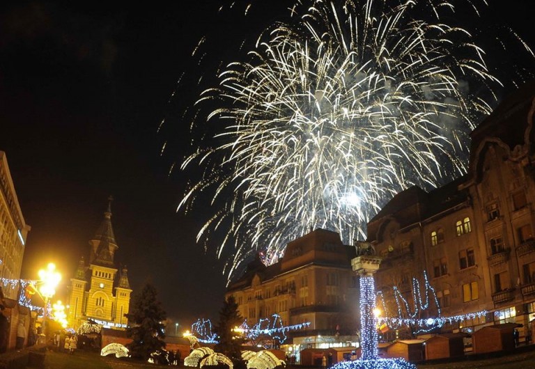 De Revelion, la Timişoara, politicienii au tăcut, au răsunat doar muzica, uralele de „La mulţi ani” şi bubuiturile artificiilor