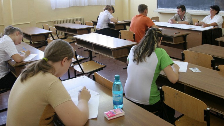 Elevii de clasa a XI-a și a XII-a din Timiș intră în focul examenelor: încep simulările la BAC