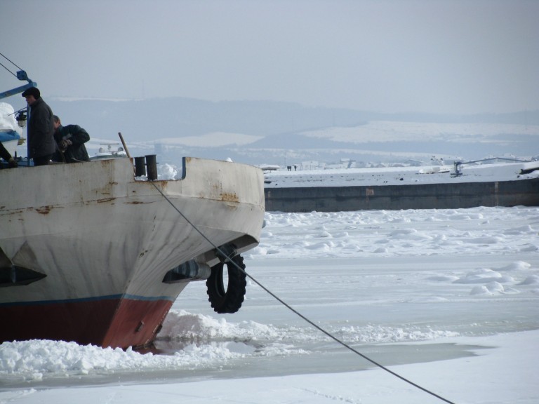 Gheața și condițiile meteo nefavorabile trag la mal navele de pe Dunăre