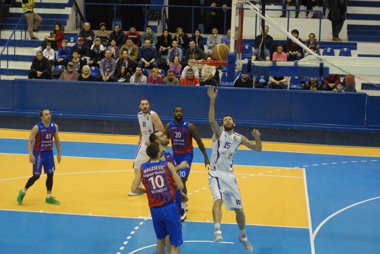 Baschetbaliștii încep sâmbătă lupta pentru supraviețuire în play-out