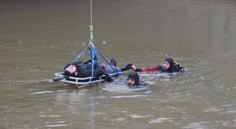 Victimă evacuată din autoturism și scoasă din Bega cu tiroliana