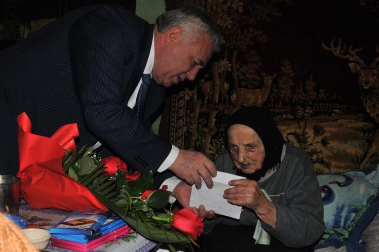Febronia Vinchici, de 105 ani, una din puţinele centenare din judeţ, a primit, la aniversare, flori şi cadouri din partea CJ Timiş