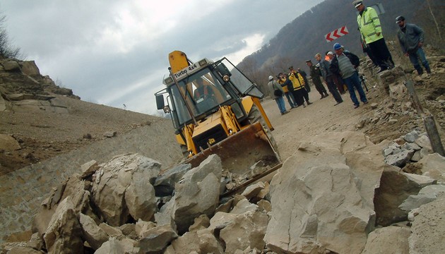 Atenție, șoferi! Alunecare de teren pe DN 58 în Caraș-Severin