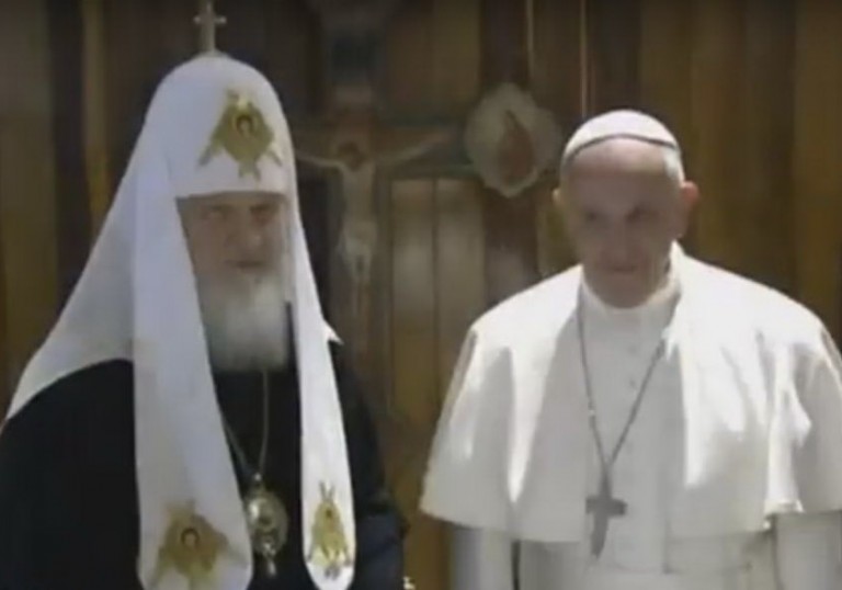 „Dragă frate, în sfârşit”! Papa Francisc şi Patriarhul rus Chiril au făcut apel la unitatea creştinilor – VIDEO
