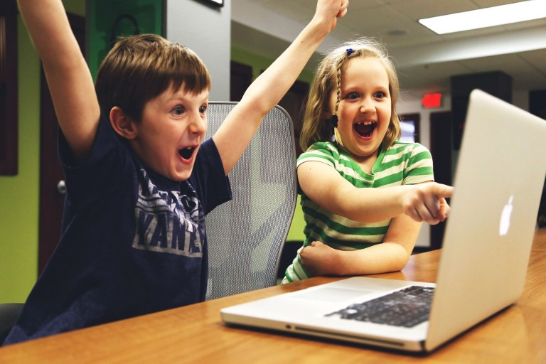 Poliţia ţine pasul cu preocupările copiilor! Sfaturi de vacanţă legate de telefoanele mobile şi lumea virtuală