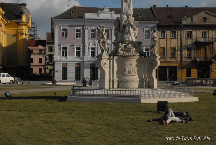 copii gazon piata unirii_05