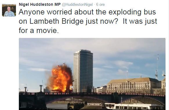 Explozia care a speriat Londra! De fapt, se realiza un film cu Jackie Chan şi Pierce Brosnan – VIDEO