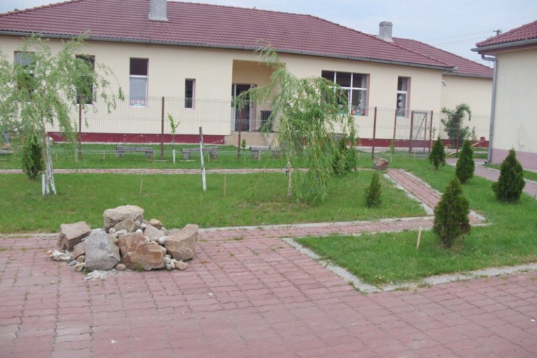 O educatoare, către copii: “Gura. La mama ta acasă vorbeşti, nu la mine. Eu sunt doamna educatoare”