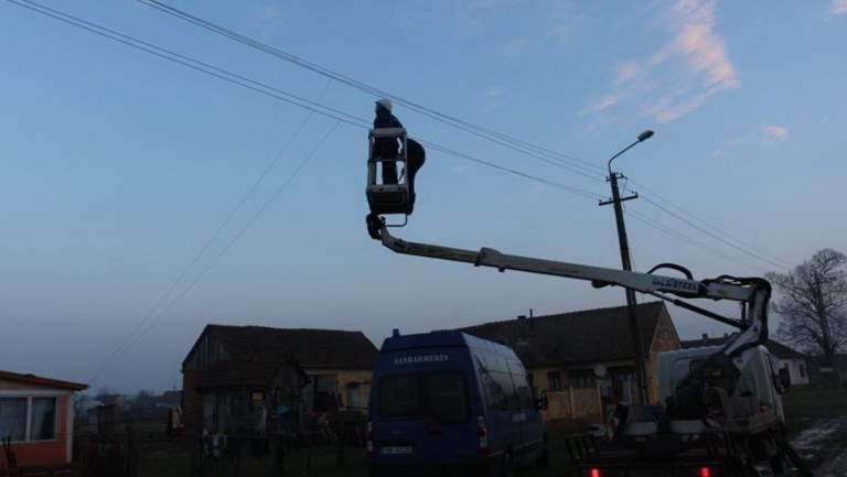 Vântul puternic a lăsat fără energie electrica mai multe localități